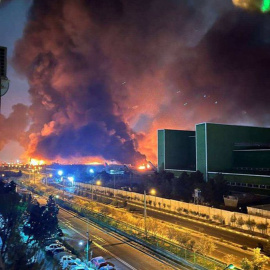 - Fotografía tomada a través de rastreo de redes de una columna de humo tras un ataque por parte de EEUU e Israel al Aeropuerto Internacional Mehrabad en Teherán (Irán).