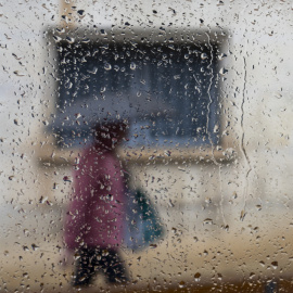 Una persona camina bajo la lluvia este viernes en Teruel.