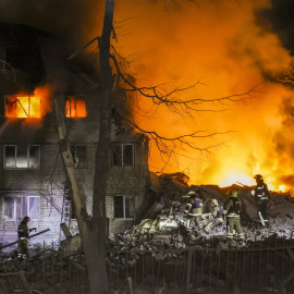 El lugar de un ataque a un edificio en Járkov, Ucrania, el 7 de marzo de 2026.