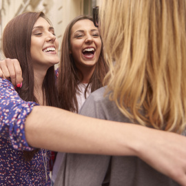 Grupo de mujeres jóvenes riendo