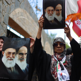 Mujeres con fotografías Alí Jameneí en una protesta en Caracas.