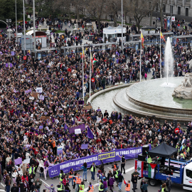 a gente participa en una protesta para conmemorar el Día Internacional de la Mujer en Madrid, España, el 8 de marzo de 2026. REUTERS/Alejandro Martínez Vélez