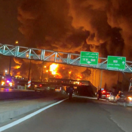 Humareda tras el bombardeo israelí del almacén de petróleo en Teherán.