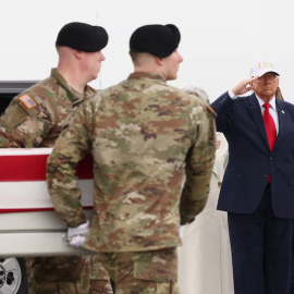 Donald y Melania Trump, este sábado en la base de Dover (Delaware) en la llegada de los cuerpos de los soldados fallecidos en los ataques contra Irán.