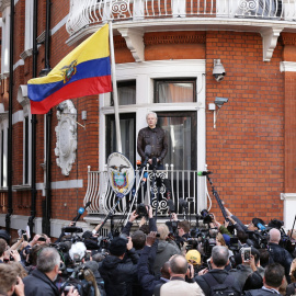 Fotografía de archivo de Julian Assange durante una rueda de prensa desde uno de los balcones de la embajada de Ecuador en Londres