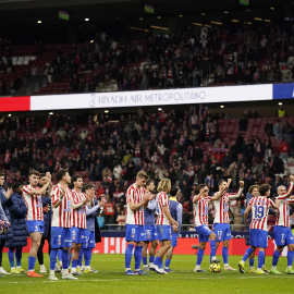 Los jugadores del Atlético de Madrid saludan a los aficionados tras su vitoria a la Real Sociedad, en el Riyadh Air Metropolitano.