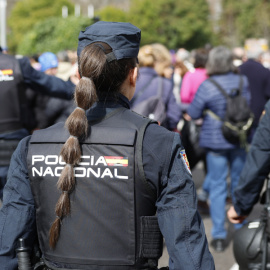 Una policía Nacional trabaja durante la manifestación convocada por la Comisión 8M.