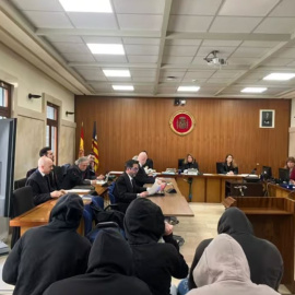 Los acusados, de espaldas, este lunes en la Audiencia Provincial de Baleares.