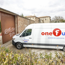La furgoneta de la mudanza en la entrada del convento.