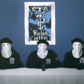 Captura de pantalla de la lectura del comunicado del fin de la violencia de ETA, en octubre de 2011.