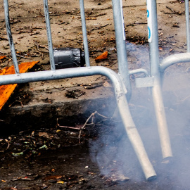 Humo de un artefacto explosivo en una protesta antimusulmana liderada por el agitador de extrema derecha Jake Lang frente a la residencia oficial del alcalde Zohran Mamdani.