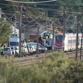 Imagen de la zona del accidente ferroviario con los convoyes de trenes siniestrados.