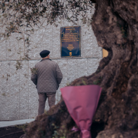 EuropaPress_5818686_hombre_observa_placa_conmemorativa_homenaje_victimas_atentado_11m_20 (1)