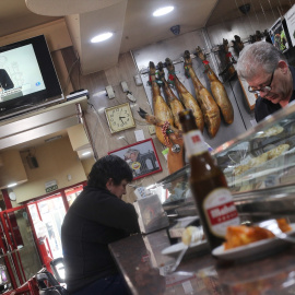 Fotografía de archivo de un bar en el centro de Madrid