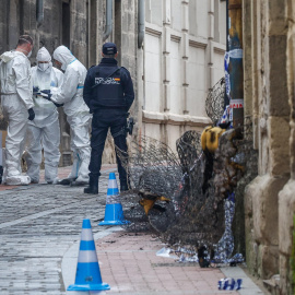 Agentes de la Policía Nacional junto al edificio de la localidad de Miranda de Ebro incendiado esta noche, y en el que han muerto tres mujeres. Un hombre ha sido detenido esta mañana en Miranda de Ebro (Burgos) por su posible relación con el incendio prov