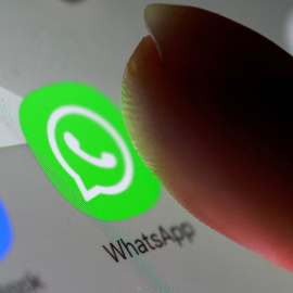 Una ilustración que muestra el logo de la app de WhatsApp en un smartphone.