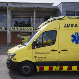 Una ambulancia frente a la escuela L'Entorn de Porqueres (Girona).