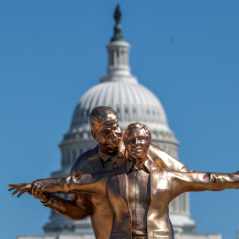 Imagen de la estatua del presidente de Estados Unidos y el acusado de abusos sexuales, Jeffrey Epstein, recreando la escena de 'Titanic'.