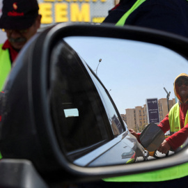 Un trabajador llena el tanque de un automóvil en la gasolinera Chillout, en Egipto.