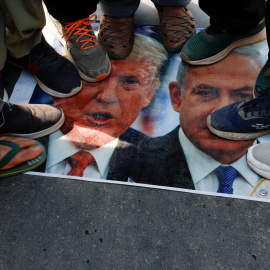 Musulmanes chiítas pisan una pancarta con imágenes del presidente estadounidense Donald Trump y el primer ministro israelí Benjamin Netanyahu en Budgam, Cachemira administrada por India.