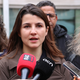 La portaveu del Sindicat de Llogateres, Carme Arcarazo, en una atenció als mitjans davant l'Oficina d'Atenció Ciutadana.