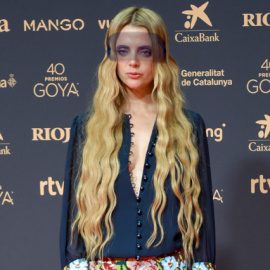 La actriz Macarena Gómez posa en la alfombra roja de la 40º edición de los Premios Goya.