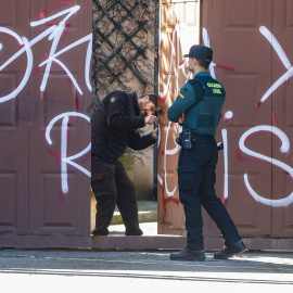 Un operario sustituye la cerradura de acceso al convento del Monasterio de Santa Clara de Belorado.