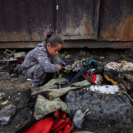 Una niña palestina inspecciona el lugar del ataque israelí de este miércoles contra un campamento de refugiados.