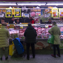 Fotografía de archivo de una carnicería en un mercado en Madrid