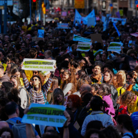 Milers de docents es manifesten a Barcelona