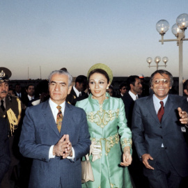 El shah Mohammad Reza Palhavi y su esposa, Farah Diba, en Persépolis en octubre de 1971.