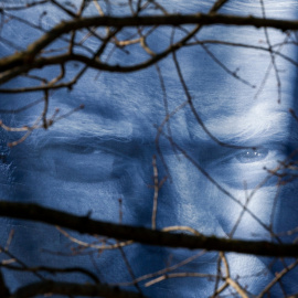 Una pancarta con la imagen del presidente estadounidense Donald Trump cuelga frente al edificio del Departamento de Justicia el día en que Estados Unidos e Israel lanzaron ataques contra Irán
