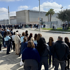 Minut de silenci dels treballadors de Quatre Camins en homenatge a la treballadora assassinada de Mas Enric ara fa dos anys.