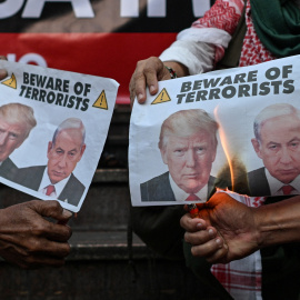 Manifestantes queman fotografías del presidente estadounidense Donald Trump y del primer ministro israelí Benjamin Netanyahu.