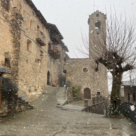 Neu a la plaça de l’església de Santa Cecília d’Estamariu (Alt Urgell)