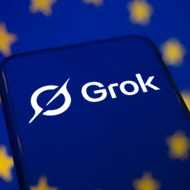 El logo de la Inteligencia Artificial de X, 'Grok', ante la bandera de la Unión Europea.