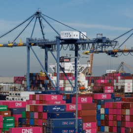 Contenedores apilados en Terminal Island del puerto de Los Ángeles (California, EEUU).