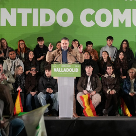Santiago Abascal rodeado de jóvenes en un mitin el pasado viernes 13 de marzo en Valladolid.