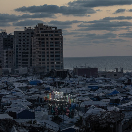 Palestinos desplazados en el oeste de Gaza.