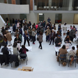 Colas para votar esta mañana en un colegio electoral de Valladolid.
