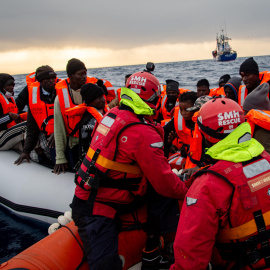 Personal del buque Aita Mari en rescate de la embarcación a la deriva en el Mediterráneo.