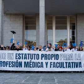 EuropaPress_7307961_decenas_medicos_concentracion_frente_hospital_clinico_san_carlos_quinta