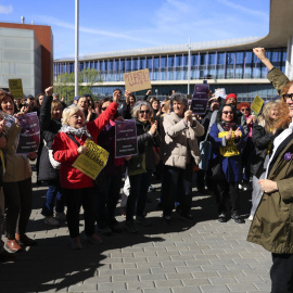 La periodista y escritora Cristina Fallarás, antes de prestar declaración por la denuncia que le interpuso el rapero Ayax, motivo por el que se ha convocado una concentración en su apoyo ante los Juzgados, este lunes en Zaragoza. EFE/ Javier Cebollada