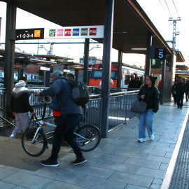 Usuaris a les andanes de l'estació de trens de Sant Vicenç de Calders