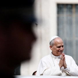 El papa Leon XIV tras la audiencia semanal en la Plaza de San Pedro, en el Vaticano.