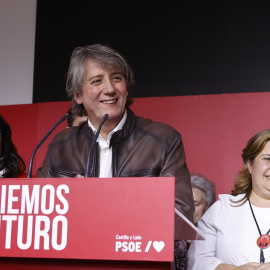 El candidato del PSOE a la Presidencia de la Junta de Castilla y León, Carlos Martínez, interviene tras el seguimiento de la noche electoral del PSOE de Castilla y León, en el Hotel San Francisco, a 15 de marzo de 2026, en Soria