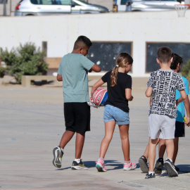 Infants jugant al pati d’una escola