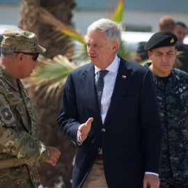El presidente de Chile José Antonio Kast realizando una visita a una base militar.