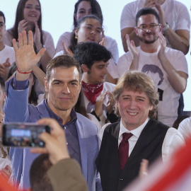 El presidente del Gobierno, Pedro Sánchez, junto al candidato socialista a la presidencia de la Junta, Carlos Martínez.
