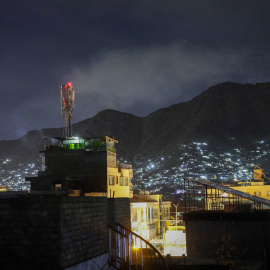 Columna de humo sobre Kabul tras una explosión este lunes.